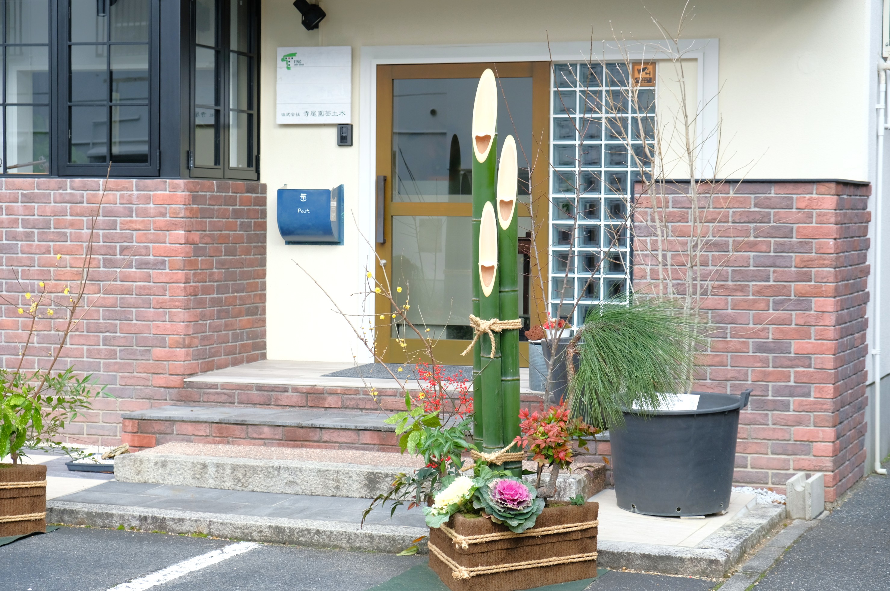 コンクリート舗装の魅力：長持ちでおしゃれな駐車場づくり